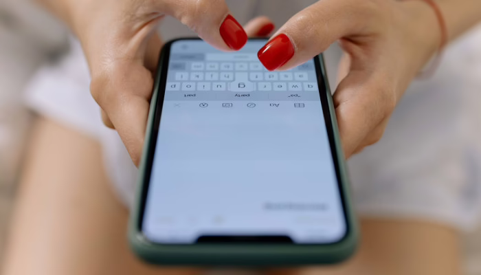 privasi media sosial, keamanan data pribadi, tips media sosial aman, sembunyikan tanggal lahir, hindari lokasi posting, data identitas online, proteksi akun media sosial, pilih teman bijak, menjaga privasi anak, jaga informasi pekerjaan, Wi-Fi publik aman, aplikasi izin akses, kata sandi kuat, autentikasi dua faktor, keamanan internet, perlindungan data online