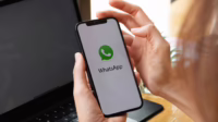 Lihat status WhatsApp, cara melihat status tanpa ketahuan, matikan laporan baca, mode pesawat WhatsApp, WhatsApp Web, sembunyikan status, trik WhatsApp, privasi WhatsApp, cara kepo status, trik privasi WhatsApp, aplikasi WhatsApp, tips WhatsApp.