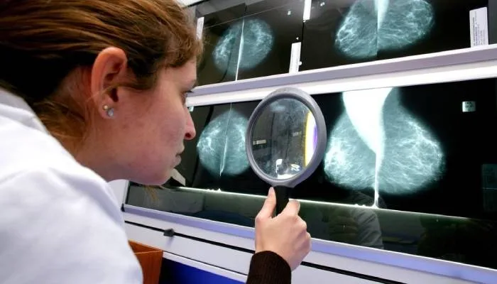 Kanker, deteksi dini, pemeriksaan rutin, gejala kanker, gaya hidup sehat, pencegahan kanker, edukasi kanker, dukungan keluarga, risiko kanker, kanker payudara, kanker usus, kanker serviks, antioksidan, pola hidup sehat, kanker dan makanan.