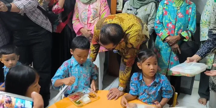 Makan Bergizi Gratis, Program MBG, Pemerintah Tangsel, Simulasi MBG, Pelajar Tangerang Selatan, Program Makanan Sehat, Porsi Makanan Gratis, Gizi Anak-anak, Pilar Saga Ichsan, Menu Bergizi, TK Negeri Pembina, Makanan Sehat Anak, Program Pemerintah 2025