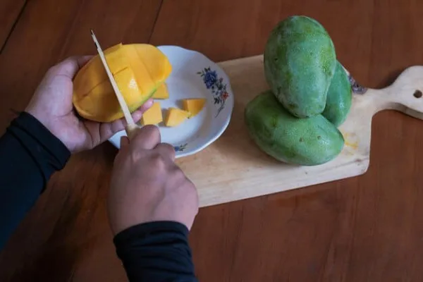 Simpan buah benar, buah tidak cocok kulkas, kesegaran buah optimal, melon cepat lembek, jeruk kehilangan rasa, pisang cepat busuk, alpukat keras kulkas, mangga kehilangan tekstur.