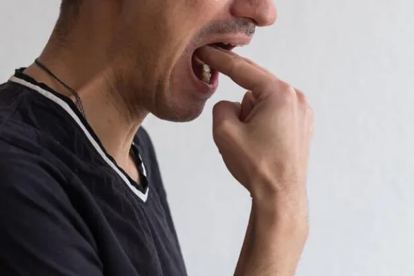 kanker mulut, gejala kanker mulut, nyeri tenggorokan, pembengkakan mulut, tepi mulut menebal, rasa mengganjal tenggorokan, sakit telinga, kesulitan mengunyah, kesulitan menelan, rahang kaku, nyeri lidah, gigi goyang, tanda kanker mulut, deteksi dini kanker