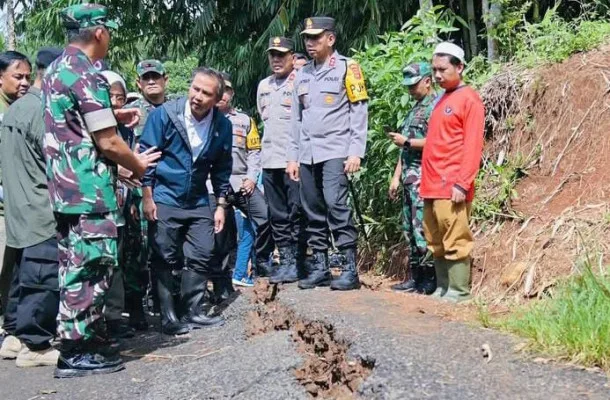 bencana Sukabumi, evakuasi warga, longsor Sukabumi, bantuan sosial, posko utama, Kapolda Jabar, pelayanan kesehatan, pergerakan tanah, distribusi bantuan, warga terdampak, Kabupaten Sukabumi, Pemprov Jabar, bantuan logistik, tim medis Polda, trauma bencana
