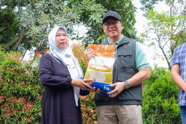 operasi pasar, sembako murah, Cimahi Technopark, Opadi Cimahi, subsidi sembako, belanja hemat, paket sembako, harga murah, stabilitas harga, Nataru 2024, Pemkot Cimahi, pasar bersubsidi, beras premium, minyak goreng, gula pasir