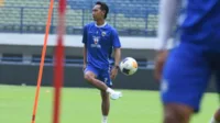 Persib Bandung, AFC Champions League, Bojan Hodak, Marc Klok, Dedi Kusnandar, Tyronne Delpino, Adam Alis, Zhejiang FC, Bobotoh, Kevin Ray Mendoza, Beckham Putra Nugraha, Sanfrecce Hiroshima, grup F, laga penentuan, cedera pemain, kondisi tim, optimis, peluang lolos.
