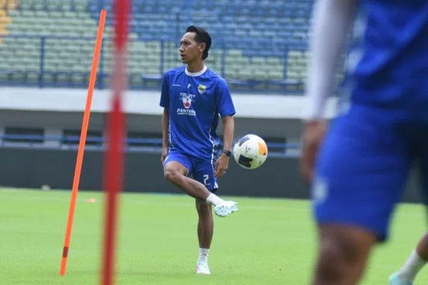 Persib Bandung, AFC Champions League, Bojan Hodak, Marc Klok, Dedi Kusnandar, Tyronne Delpino, Adam Alis, Zhejiang FC, Bobotoh, Kevin Ray Mendoza, Beckham Putra Nugraha, Sanfrecce Hiroshima, grup F, laga penentuan, cedera pemain, kondisi tim, optimis, peluang lolos.