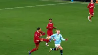 Liverpool menang, Manchester City, Arne Slot, Mohamed Salah, taktik jitu, serangan balik, rotasi pemain, Virgil van Dijk, Gakpo Díaz, formasi 4-2-4, sayap kanan, Doku Alexander-Arnold, Guardiola strategi, kemenangan besar, taktik fleksibel, Liga Inggris, kemenangan Liverpool.