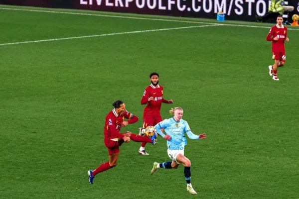 Liverpool menang, Manchester City, Arne Slot, Mohamed Salah, taktik jitu, serangan balik, rotasi pemain, Virgil van Dijk, Gakpo Díaz, formasi 4-2-4, sayap kanan, Doku Alexander-Arnold, Guardiola strategi, kemenangan besar, taktik fleksibel, Liga Inggris, kemenangan Liverpool.