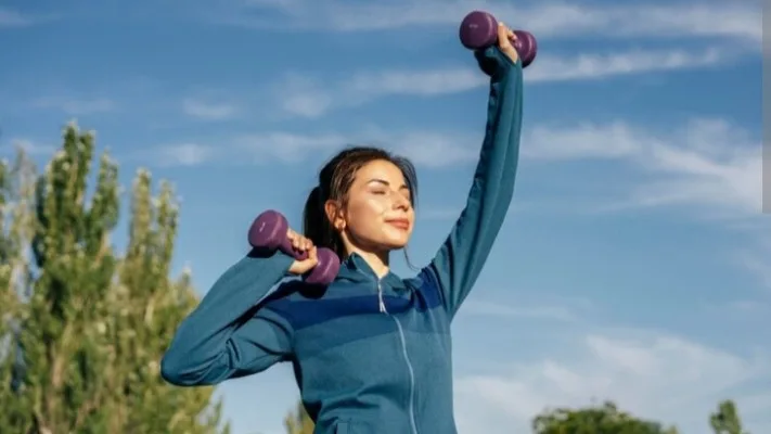 Pola makan sehat, olahraga rutin, tidur berkualitas, kelola stres, gaya hidup sehat, cegah penyakit kronis, jaga kesehatan, tubuh bugar, makan bergizi, jaga mental sehat.