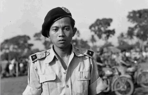 Loekas Koestaryo, Pejuang Kemerdekaan, Begundal Karawang, Patung Loekas, Pasukan Belanda, Kompi Siliwangi, Karawang Bekasi, Siliwangi Karawang, Perjuangan Loekas, Sabotase Kereta, Tentara NICA, Sejarah Indonesia, Loekas Koestaryo, Pembantaian Rawagede, Kiayi Haji Alie, Taman Makam Pahlawan, Makam Cipanas, Perjuangan Belanda, Patung Separuh Badan, Komandan Loekas