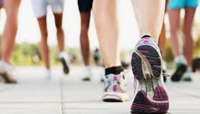 jalan kaki, manfaat jalan kaki, umur panjang, aktivitas fisik, kesehatan tubuh, gaya hidup sehat, jalan kaki setiap hari, studi kesehatan, risiko kematian, kebiasaan sehat, hidup lebih lama, olahraga ringan, manfaat berjalan kaki, jalan kaki rutin, kesehatan jantung, tubuh sehat alami.