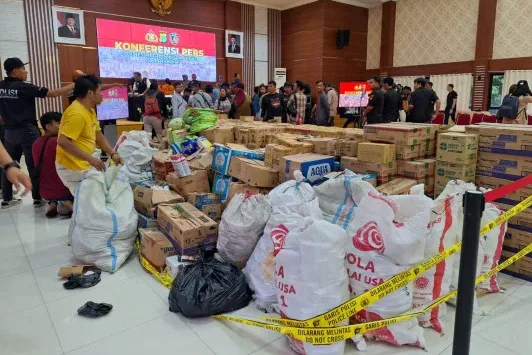 peredaran produk kedaluwarsa, polisi bekasi, penangkapan pelaku, pengemasan ulang produk, produk kesehatan, jual produk kedaluwarsa, e-commerce penipuan, undang-undang kesehatan, denda penjara, pelaku bisnis ilegal