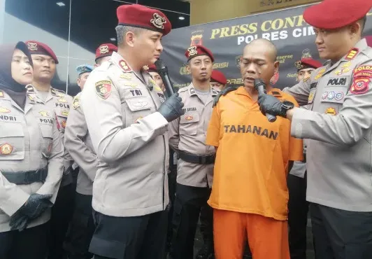 suami bunuh istri, kekerasan rumah tangga, pembunuhan cemburu, kasus Cimahi, korban tewas, penangkapan pelaku, pembunuhan pisau, laporan polisi, autopsi korban, kasus KDRT, hukuman penjara, Polres Cimahi