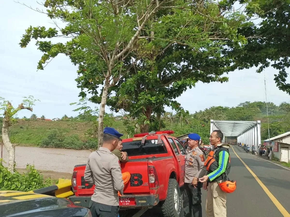 Abdul hilang, Garut Cikandang, warga Garut, sungai Cikandang, korban hanyut, pencarian korban, upaya SAR, Polres Garut, muspika Pakenjeng, kejadian Garut. Judul: Warga Garut Hilang Terbawa Arus Sungai Cikandang, Pencarian Masih BerlanjutAbdul hilang, Garut Cikandang, warga Garut, sungai Cikandang, korban hanyut, pencarian korban, upaya SAR, Polres Garut, muspika Pakenjeng, kejadian Garut. Judul: Warga Garut Hilang Terbawa Arus Sungai Cikandang, Pencarian Masih Berlanjut