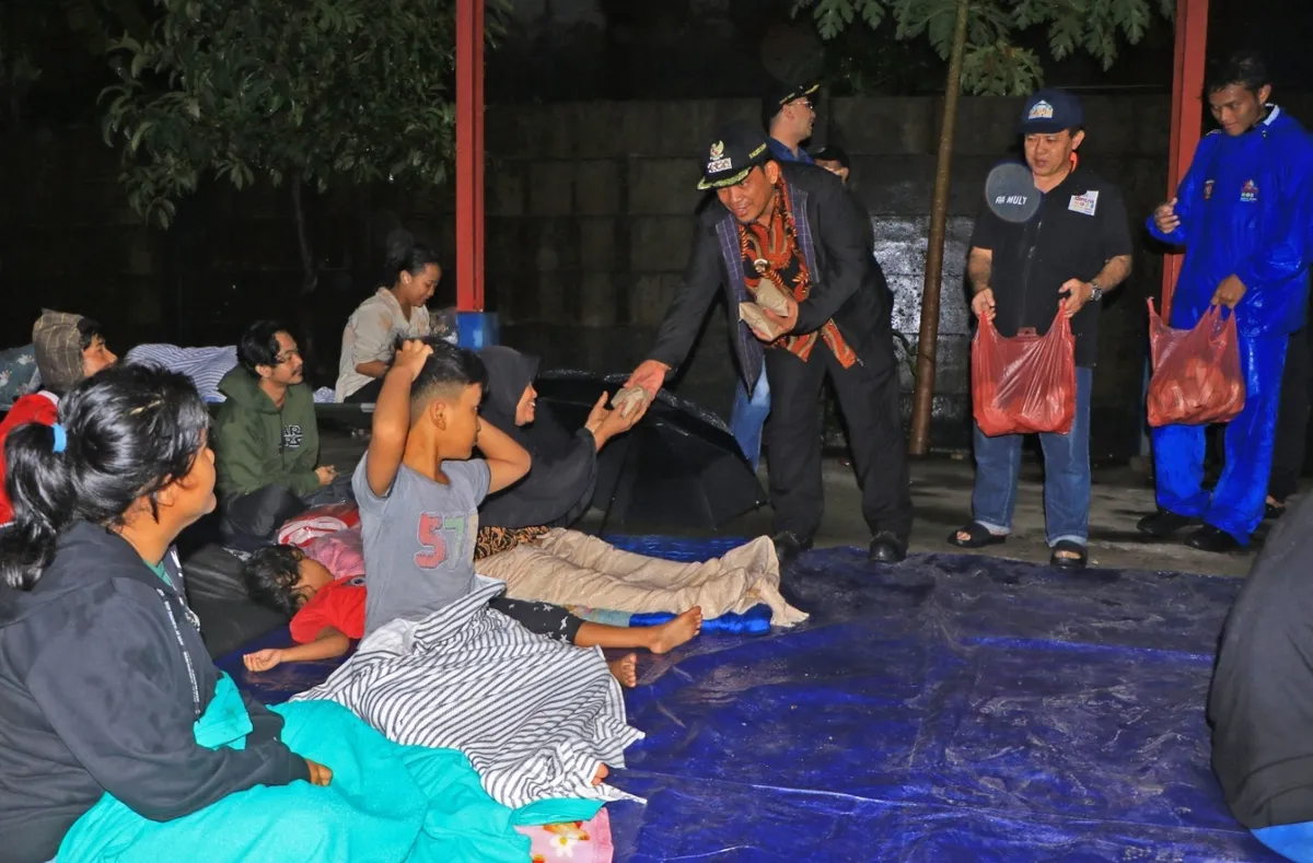 Banjir Tangerang, evakuasi warga, posko siaga, hujan deras, genangan air, tim gabungan, ketinggian air, bantuan logistik, status siaga, laporan darurat, call center, pengungsian warga, cuaca ekstrem, curah hujan, penerbangan tertunda.