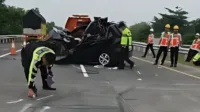 kecelakaan maut, Tol Jombang, ASN tewas, tabrak lari, mobil Avanza, Dinas Sosial, truk kabur, penyelidikan kecelakaan, perjalanan dinas, korban tewas, kejadian subuh, keluarga berduka, pengemudi truk, penumpang meninggal, tulungagung dinas, Mojokerto, Sukabumi