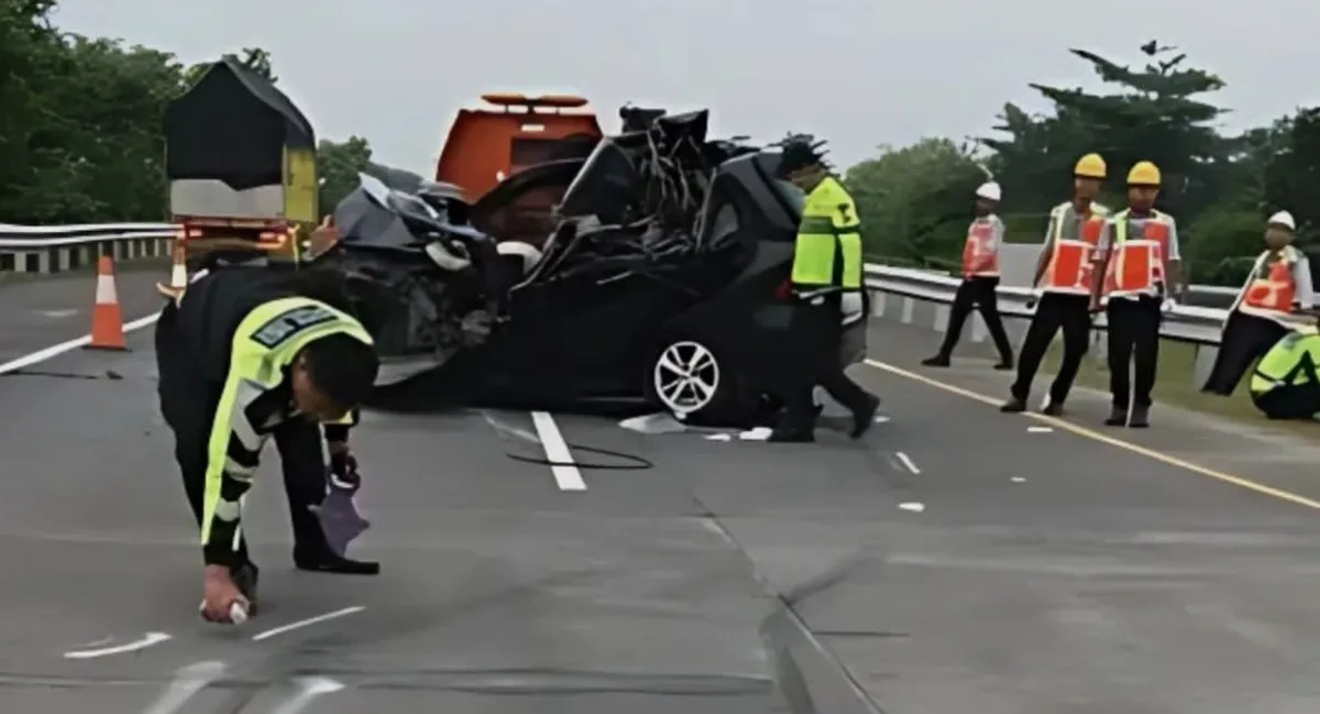 kecelakaan maut, Tol Jombang, ASN tewas, tabrak lari, mobil Avanza, Dinas Sosial, truk kabur, penyelidikan kecelakaan, perjalanan dinas, korban tewas, kejadian subuh, keluarga berduka, pengemudi truk, penumpang meninggal, tulungagung dinas, Mojokerto, Sukabumi