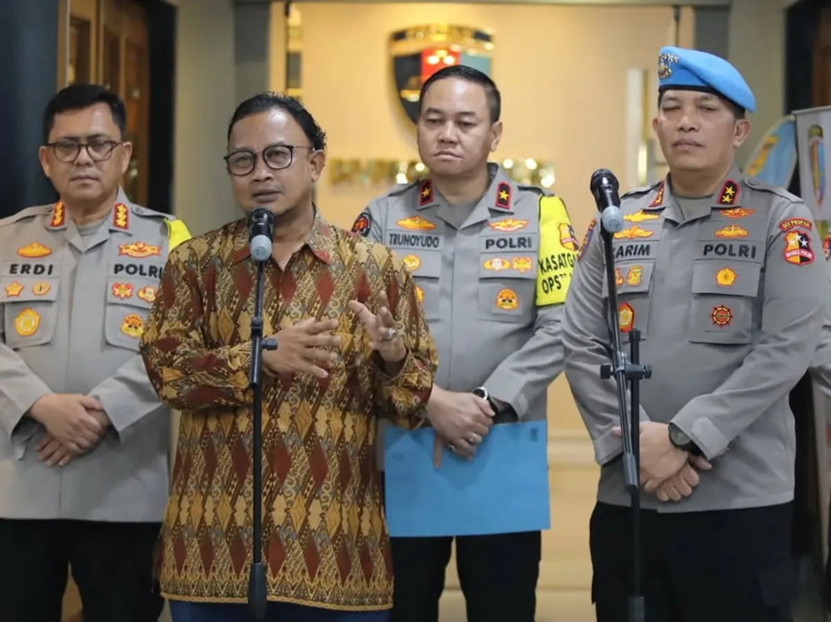 Pemerasan DWP, kasus Polri, demosi 8 tahun, sanksi etik Polri, sidang kode etik, korban asal Malaysia, PTDH anggota Polri.