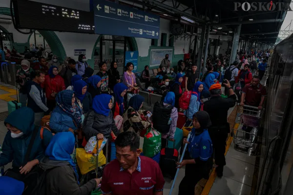 kereta api, perjalanan terganggu, jalur tertutup, PT KAI, genangan air, keselamatan penumpang, layanan pengembalian tiket, keterlambatan kereta, Stasiun Gambir, Stasiun Pasar Senen, perjalanan memutar, jalur alternatif, kereta terlambat, jadwal kereta, recovery service, kereta Surabaya, kereta Semarang, kereta Gambir, kereta Pasar Senen