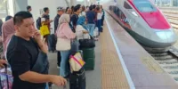 tiket Whoosh, libur panjang, stasiun Halim, keberangkatan 2025, Karawang, Padalarang, Tegalluar Summarecon, 73 ribu tiket, pemesanan online, perjalanan kereta, KCIC, volume penumpang, petugas stasiun, imlek 2025, Isra Mi'raj, momen liburan