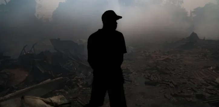 Kebakaran rumah, Fatur tewas, Kampung Parumasan, insiden kebakaran, korban balita, Kahfi teriak, warga bantu, padamkan api, autopsi ditolak, jasad dimakamkan.