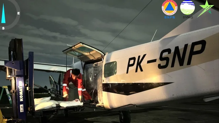 Modifikasi cuaca, BNPB Lampung, curah hujan tinggi, BPBD Provinsi Lampung, cuaca ekstrem, banjir Lampung, penanggulangan bencana, pesawat BNPB, operasi cuaca, garam penurunan hujan, risiko banjir, bencana alam, intensitas hujan, daerah terdampak, rumah terendam, jembatan rusak, sawah terendam, Lampung banjir, pengurangan hujan, bencana banjir Lampung, cuaca tidak terkendali.