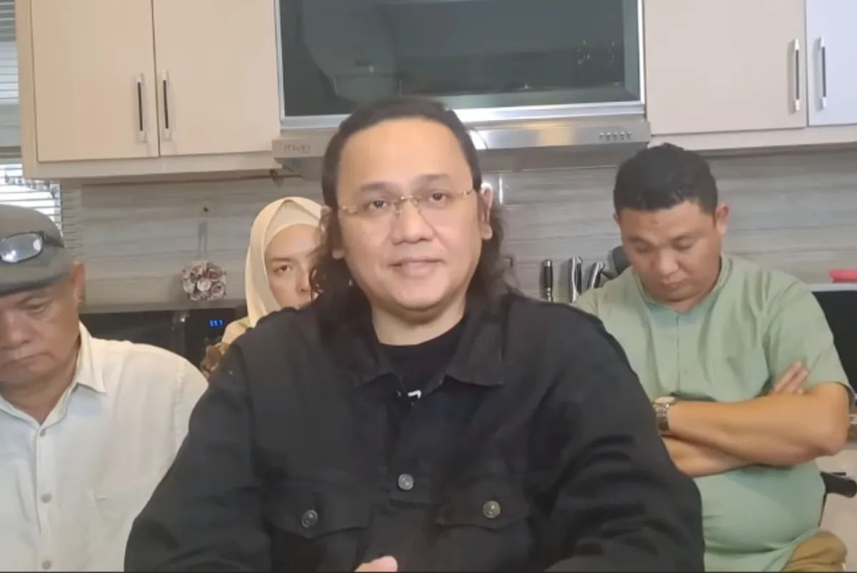 donasi bermasalah, warga NTT, kisruh donasi, Farhat Abbas klarifikasi, Denny Sumargo bela, konflik uang donasi, bantuan bencana, sengketa dana donasi, klarifikasi Farhat, bantuan tanpa izin, sengketa donasi NTT, Densu melawan laporan, bantuan bermasalah, isu pencucian uang, klarifikasi donasi.