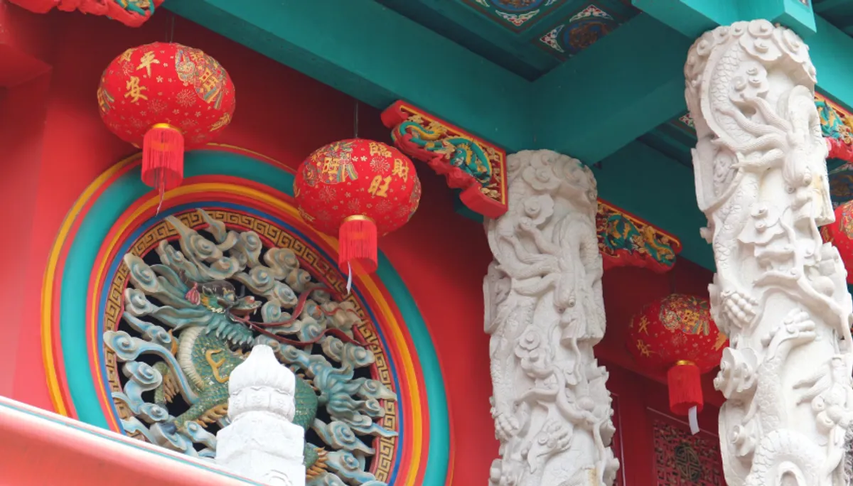 Imlek, Tahun Baru Cina, Mitos Nian, Petasan Merah, Tradisi Imlek, Kue Keranjang, Angpao, Tarian Singa, Tarian Naga, Keberuntungan Imlek, Budaya Tionghoa, Perayaan Imlek, Warna Merah, Perayaan Tahun Baru