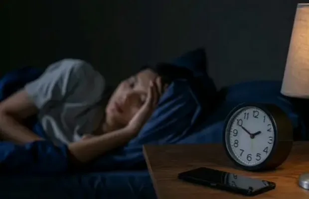 istockphoto-1483361733-170667a tidur nyenyak, makanan insomnia, atasi insomnia, kiwi untuk tidur, susu hangat tidur, ceri asam melatonin, kacang kenari sehat, omega-3 ikan, tips tidur alami, makanan relaksasi, pola hidup sehat, antioksidan blueberry, serotonin pisang, manfaat kiwi tidur, cara lawan insomnia.