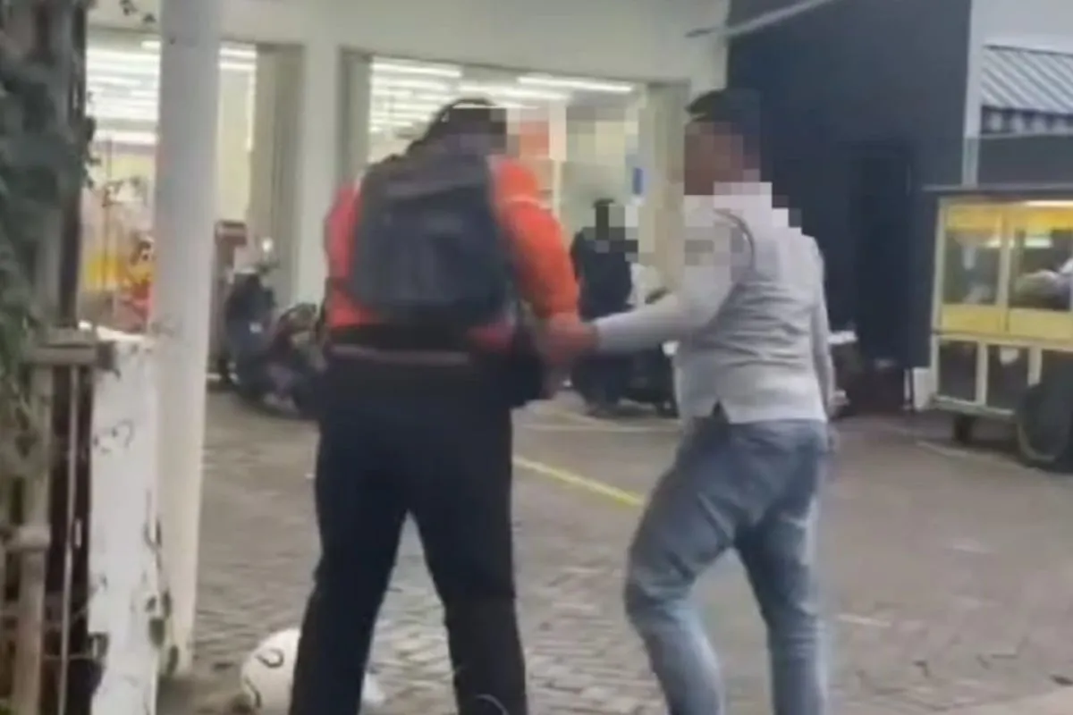 kurir ekspedisi, pengemudi mobil, viral media sosial, lawan arah, adu mulut, saling dorong, polisi datang, kasus damai, Bekasi Utara, Jalan KH Muchtar Tabrani.