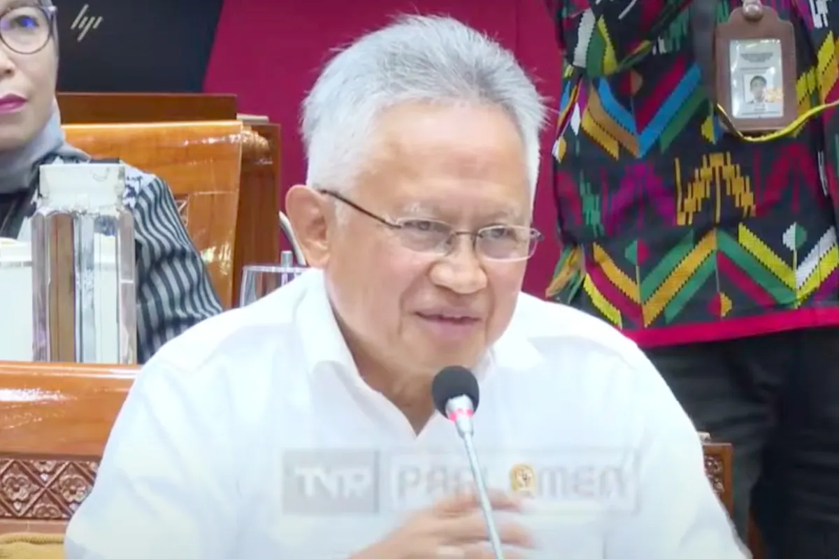 Menteri arogan, kebijakan kontroversial, aksi unjuk rasa, pegawai protes, Satryo Soemantri, demo serba hitam, konflik Kemendiktisaintek, spanduk kritik menteri, tuntutan pegawai, kabinet Prabowo-Gibran.