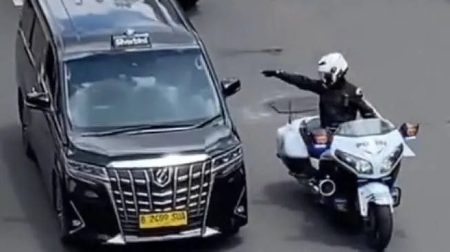 pemilik mobil ri 36, mobil RI 36, drama pelat RI, menteri Nusron Wahid, viral mobil RI, Patwal pengawalan, pelat RI 36, Kementerian ATR/BPN, RI 36 Nusron, drama pengawalan RI, pelat mobil dinas