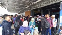 Stasiun KRL, Rangkasbitung, libur panjang, padat penumpang, kereta api, liburan Pandeglang, perjalanan kereta, pulang kampung, macet, transportasi kereta, liburan keluarga, kereta penuh
