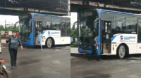 Bus Transjakarta, rel kereta, Stasiun Grogol, sopir Transjakarta, aksi dramatis, selamatkan penumpang, TikTok viral, video viral, netizen apresiasi, evakuasi penumpang, bus tersangkut, rel kereta api, palang pintu, kereta melintas, upaya keras, video 1 juta, komentar netizen, bus nyangkut, batu ganjal, rel kereta, Transjakarta viral