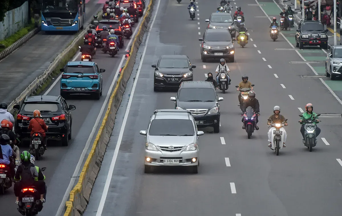 libur panjang, kemacetan tol, arus kendaraan, tol MBZ, rest area, perjalanan santai, warga Jakarta, tujuan liburan, liburan keluarga, tol Japek, volume kendaraan, perjalanan Bandung, liburan Cirebon, macet imlek, kendaraan Jabodetabek.
