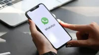 Verifikasi dua langkah, kunci aplikasi, sidik jari, Face ID, link mencurigakan, WhatsApp Web, keluar perangkat, aplikasi resmi, data pribadi, enkripsi chat, privasi pengguna, phishing online, keamanan akun, perangkat tertaut, fitur WhatsApp.