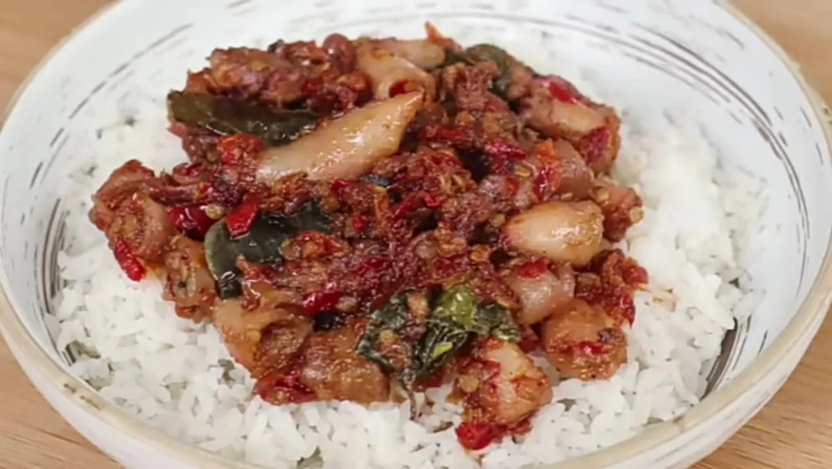 resep sambal cumi, cumi balado, sambal pedas, sambal gurih, masakan enak, resep cumi, masak sambal, cumi asin, bahan sambal, sambal nasi hangat, bumbu balado, makanan pedas, menu makan, resep sederhana