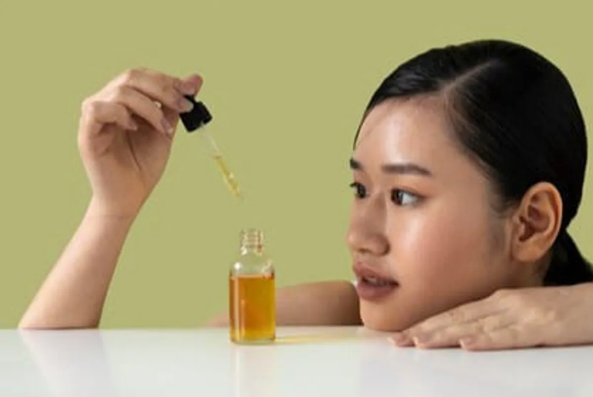 minyak zaitun, manfaat minyak zaitun, kulit sehat, mencerahkan kulit, jerawat hilang, menjaga kelembapan, mengurangi iritasi, tanda penuaan, bekas jerawat, flek hitam, antioksidan, vitamin E, kulit kencang, kulit kenyal, regenerasi kulit.