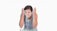 cuci muka, air hangat, manfaat cuci muka, kulit lembap, skincare optimal, pori-pori terbuka, kulit halus, pelembap wajah, cuci muka segar, tekstur kulit