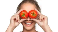 tomat untuk wajah, manfaat tomat, kulit wajah cerah, masker tomat, melembapkan kulit, melindungi kulit, tomat dan kolagen, minyak berlebih, tomat antioksidan, masker wajah alami, perawatan kulit alami, eksfoliasi tomat, sunburn, mengurangi penuaan, kulit glowing, kesehatan kulit.