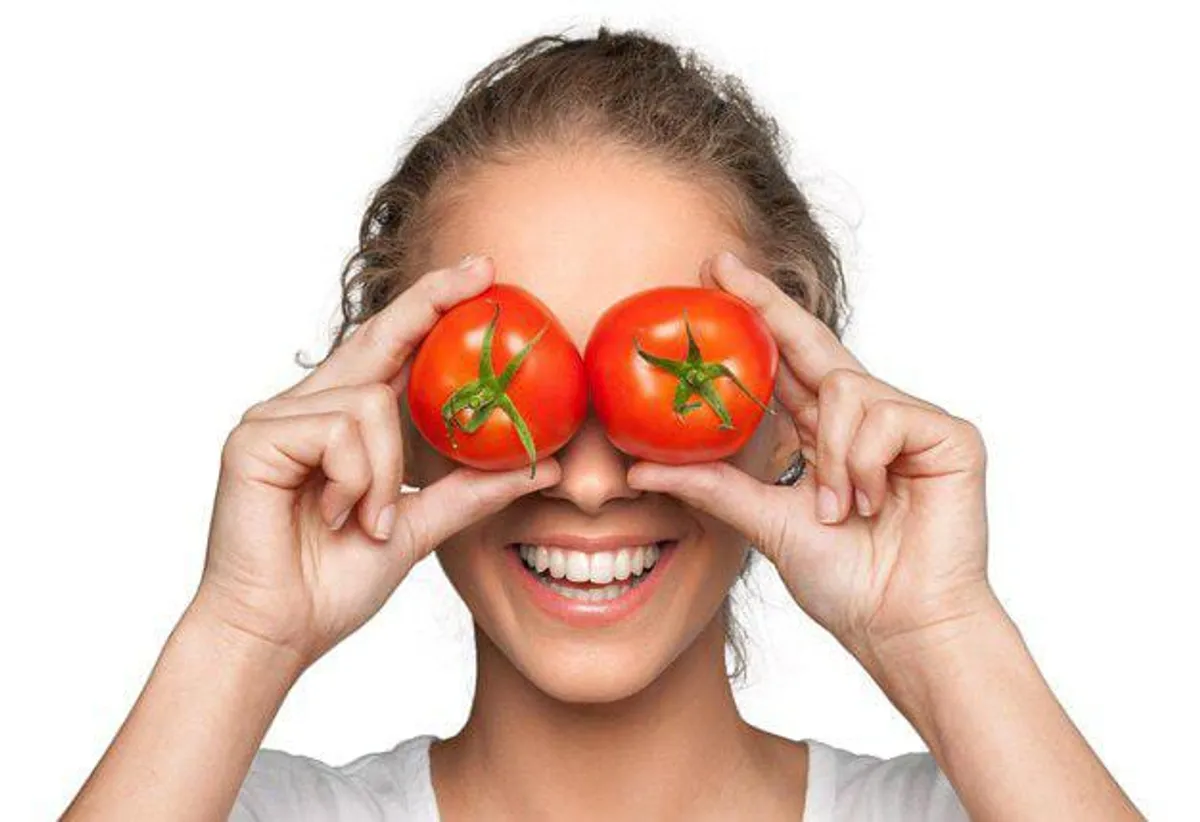 tomat untuk wajah, manfaat tomat, kulit wajah cerah, masker tomat, melembapkan kulit, melindungi kulit, tomat dan kolagen, minyak berlebih, tomat antioksidan, masker wajah alami, perawatan kulit alami, eksfoliasi tomat, sunburn, mengurangi penuaan, kulit glowing, kesehatan kulit.