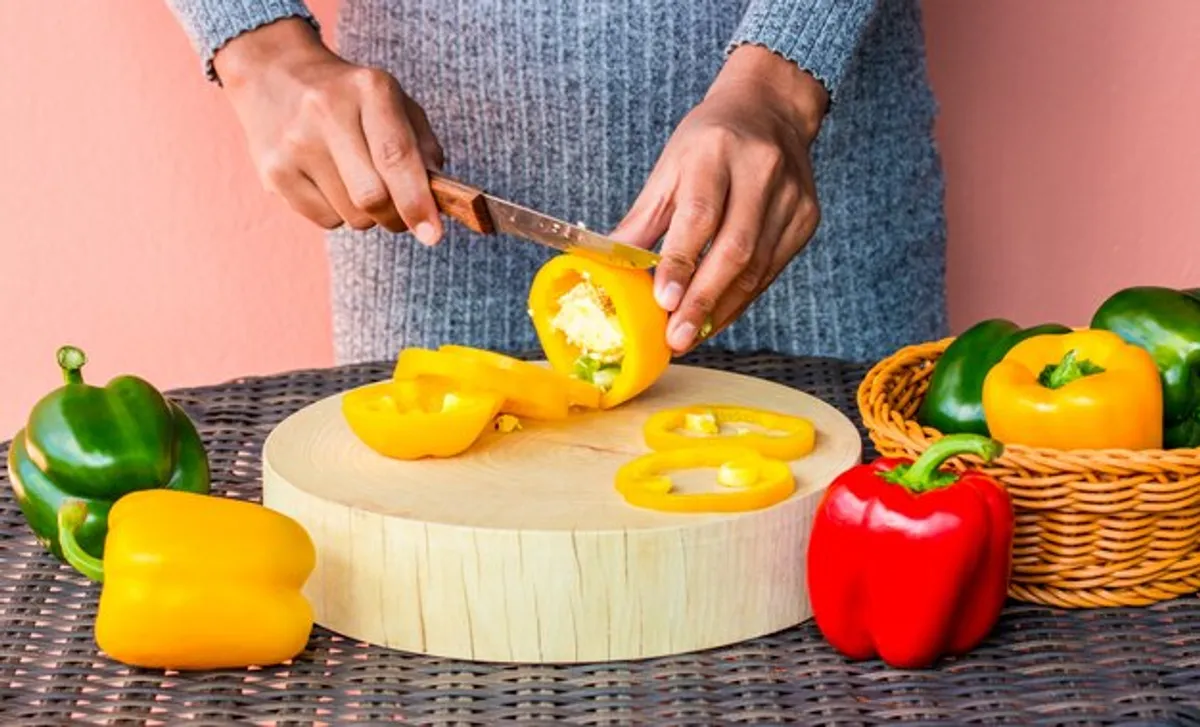 vitamin C alami, makanan kaya nutrisi, camilan sehat alami, sumber vitamin C, manfaat buah kiwi, kandungan jambu biji, paprika kuning sehat, vitamin C stroberi, cabai tingkatkan metabolisme, antioksidan untuk tubuh.