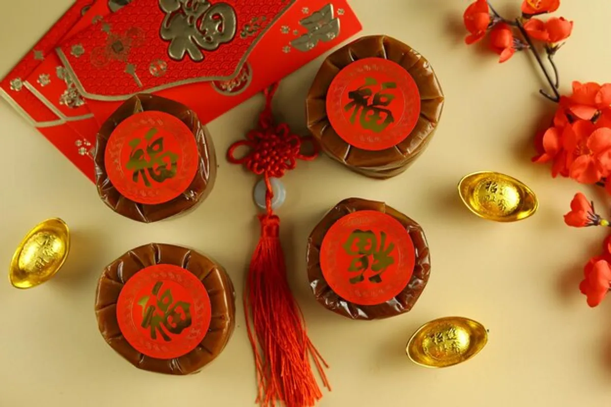 Kue keranjang tradisional, resep mudah Imlek, nian gao simpel, kue keberuntungan Tionghoa, cara buat karamel, adonan tepung ketan, kukus kue 4 jam, tips daun pisang, simbol keharmonisan keluarga, makanan khas Imlek.