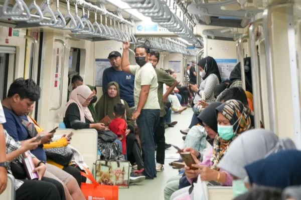 transportasi umum, pegawai Dishub, kemacetan Jakarta, kebijakan ASN, perluasan TransJabodetabek, layanan JR Connexion, akses transportasi.