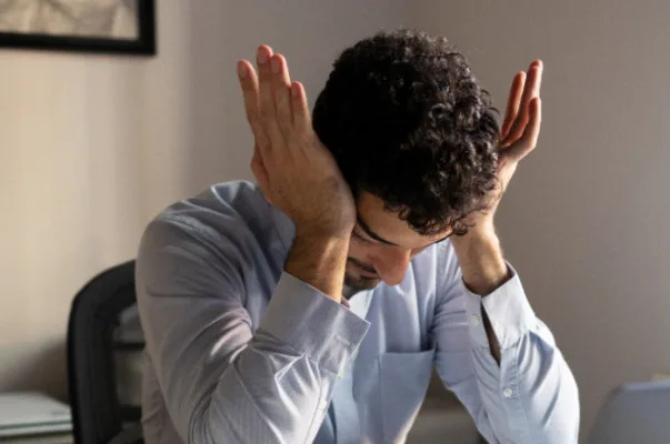 stres kerja, atasi stres, kerja santai, burnout kerja, musik relaksasi, olahraga ringan, istirahat cukup, healing time, work-life balance, me time, tekanan kerja, produktivitas naik, hormon kortisol, pikiran fresh, kesehatan mental, enjoy kerja, relaksasi otak, tidur berkualitas, tubuh segar, suasana nyaman.