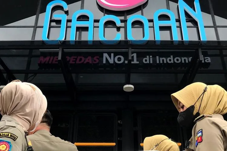 mie gacoan mengandung minyak babi, mie gacoan, minyak babi, Mie Gacoan, minyak babi, sertifikat halal, fakta hoaks, Satpol PP, izin operasional, viral WhatsApp, berita bohong, video hoaks, gerai Mie Gacoan, halal MUI, nama menu, sertifikasi halal, penyegelan restoran, berita viral