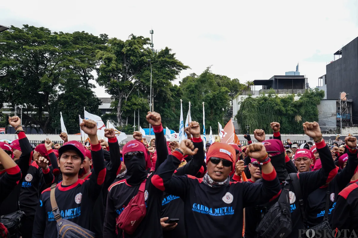 demo buruh, tuntutan buruh, outsourcing, reshuffle menteri, aksi buruh, Presiden Prabowo, UU ketenagakerjaan, kinerja menteri, kritik keras, serikat buruh, DPR RI, masa buruh, aksi demo, PPN 13 persen, kelangkaan LPG, UMP, reshuffle kabinet.