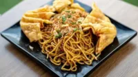 : Mie Gacoan, mie pedas, level 9, Mamank Kuliner, pengalaman makan, instagramable, topping mie, dimsum, tantangan pedas, restoran mie.