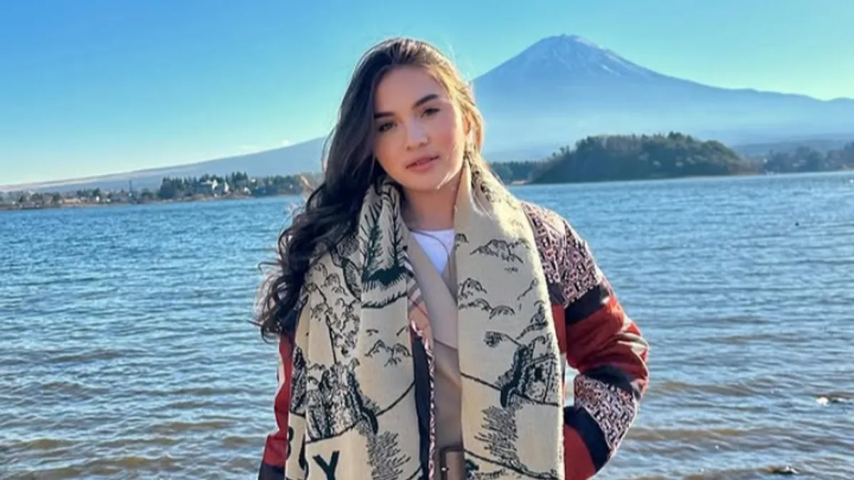 Elina Joerg, Athalla Naufal, lamaran romantis, hari valentine, profil Elina, aktris muda, karier Elina, film dan sinetron, kisah cinta