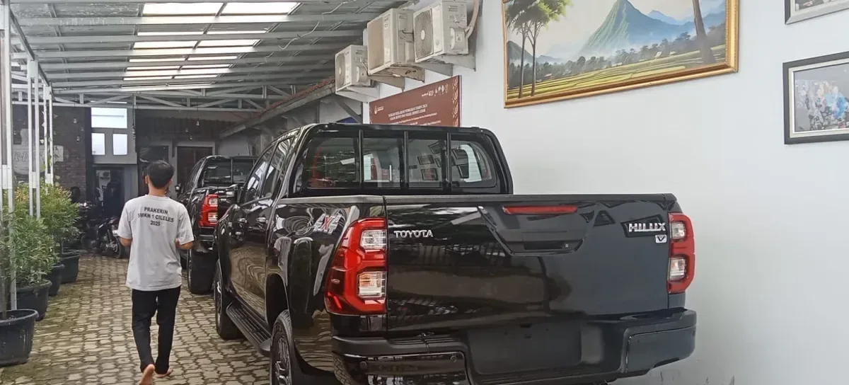 KPU Lebak, mobil dinas, anggaran boros, mahasiswa protes, hibah APBD, efisiensi anggaran, pemilu selesai, partisipasi pemilih, Toyota Hilux, transparansi keuangan.